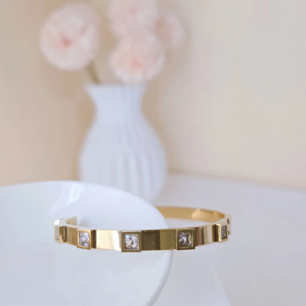 🏷NEW 18K Gold-plated Bangle Bracelet with‎ Crystal Accents